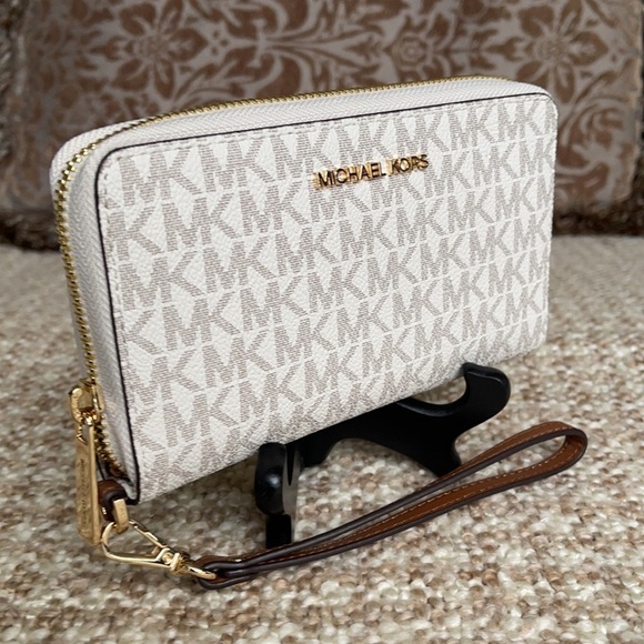 Michael Kors Handbags - Michael Kors Jet Set Travel LG Flat MF Phone Case
